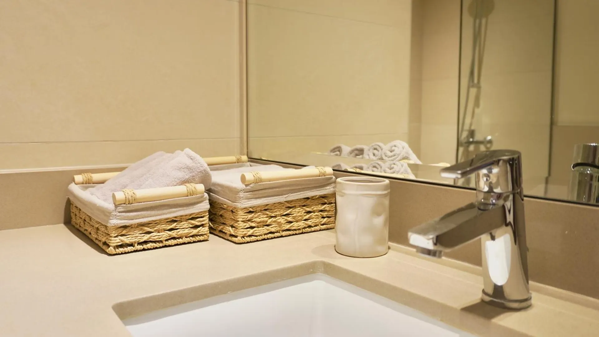 Alenas Home Abu Dhabi Emirati Arabi Uniti
